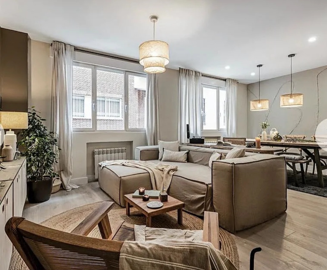 Luxurious Three-Bed Apartment with Terrace in Trafalgar, Madrid