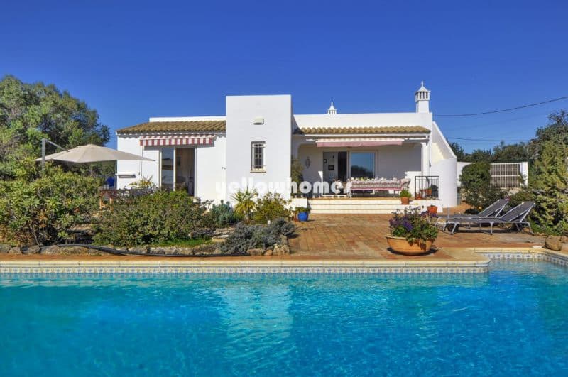 Charming 3-Bedroom Bungalow with Pool and Roof Terrace near Loulé