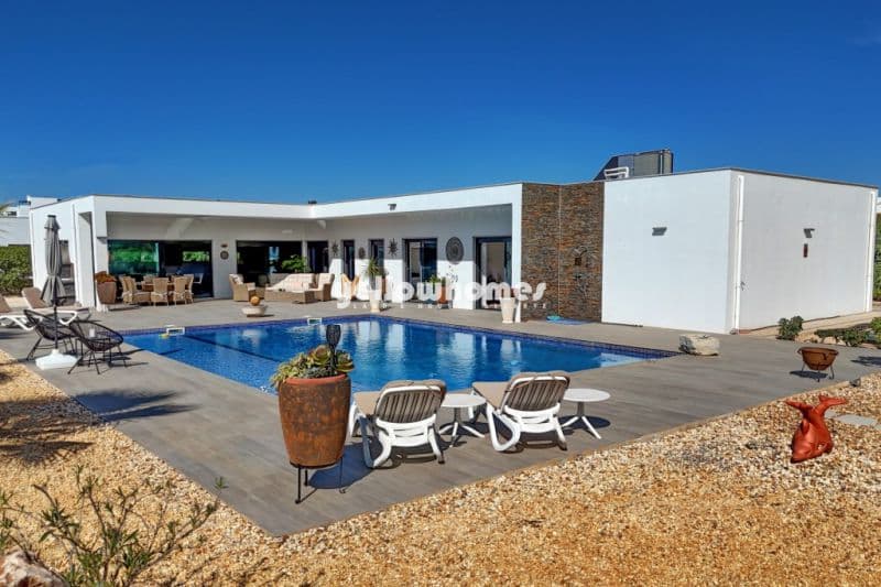 Modern Three-Bedroom Villa with Pool in Moncarapacho
