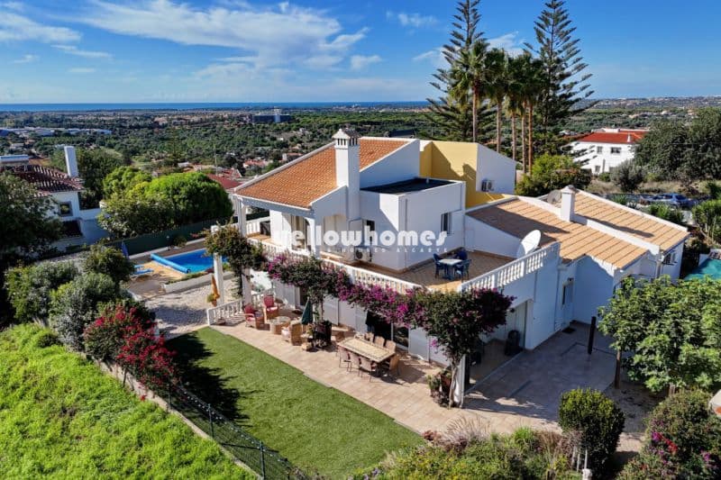 Spacious 5-Bedroom Villa with Pool near Vilamoura