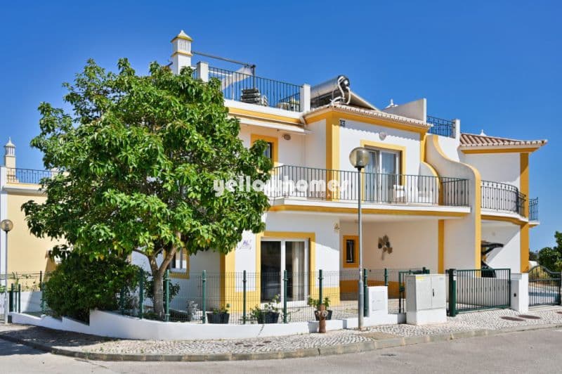 Well-Maintained Three-Bed Villa with Sea Views in Alvor