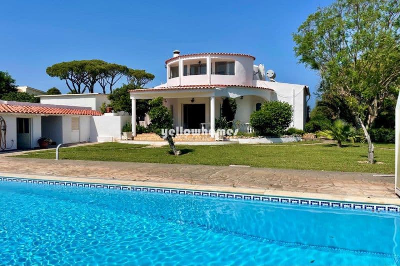 Stylish 4-Bed Villa with Heated Pool near Vilamoura