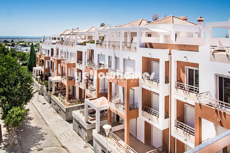 Spacious Three-Bed Apartment with Pool in Tavira