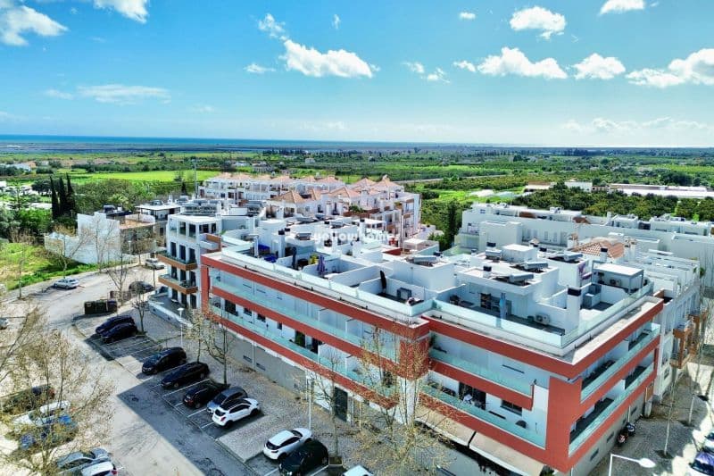 Modern Three-Bedroom Apartment with Roof Terrace in Tavira