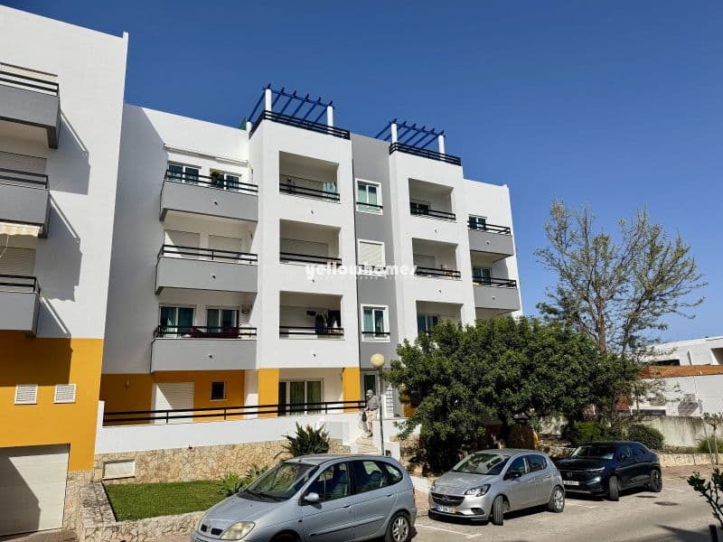 Stunning 2-Bed Apartment with Private Roof Terrace in Tavira