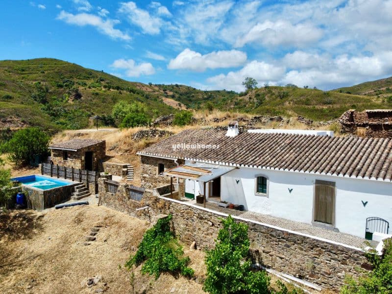 Charming Two-Bed Country House with Plunge Pool in Algarve