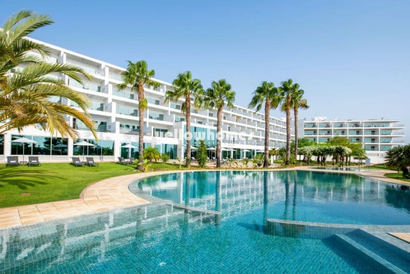 Modern 2-Bed Apartment with Resort Facilities in Portimão