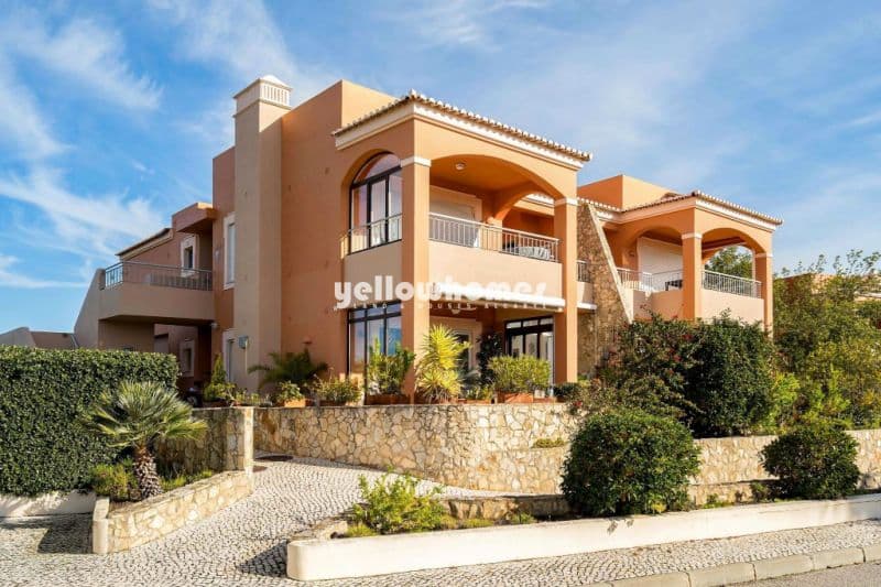 Spacious Two-Bed Apartment on Golf Course near Carvoeiro