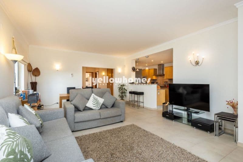 Elegant 2-Bedroom Apartment Overlooking Golf Course in Carvoeiro