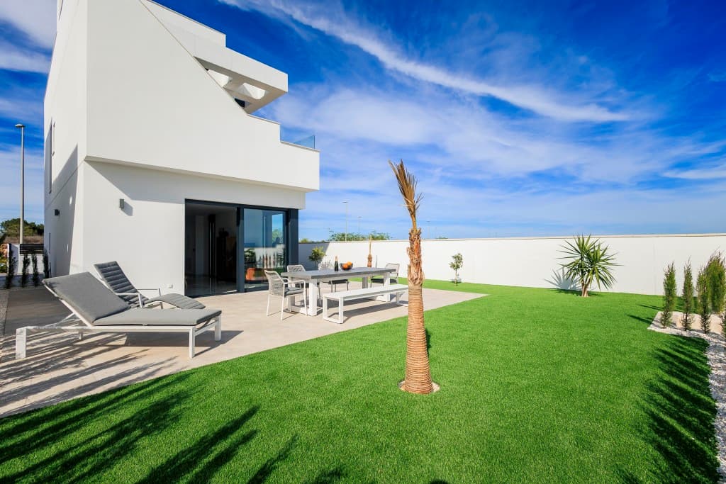 Luxury Three-Bed Villa with Roof Terrace in Pinar de Campoverde
