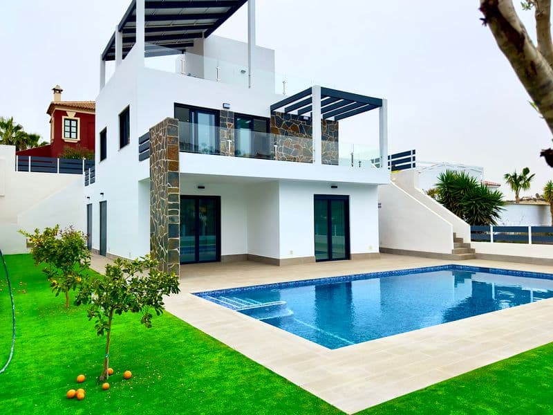Spacious 4-Bed Villa with Golf Course Views in Rojales