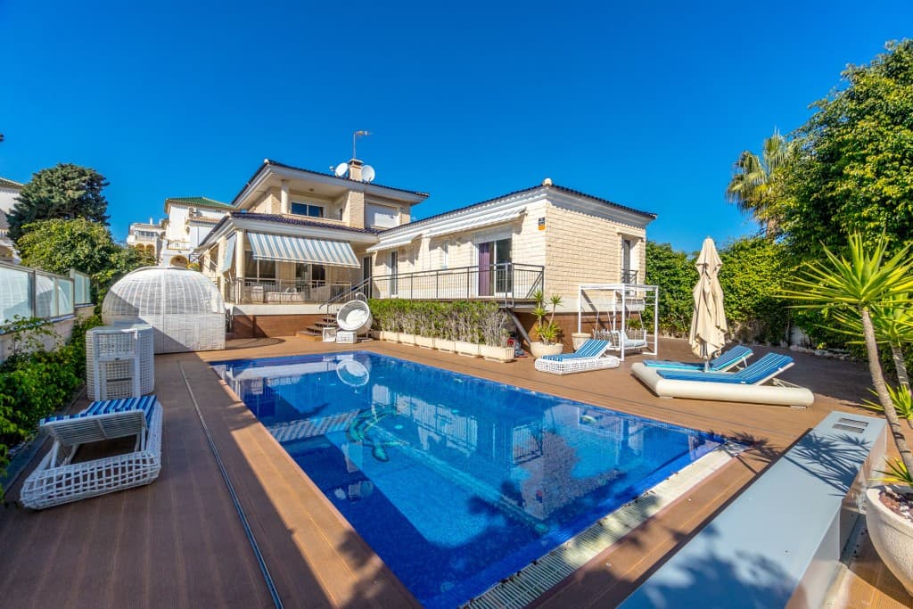 5-bed Detached Villa in Torrevieja