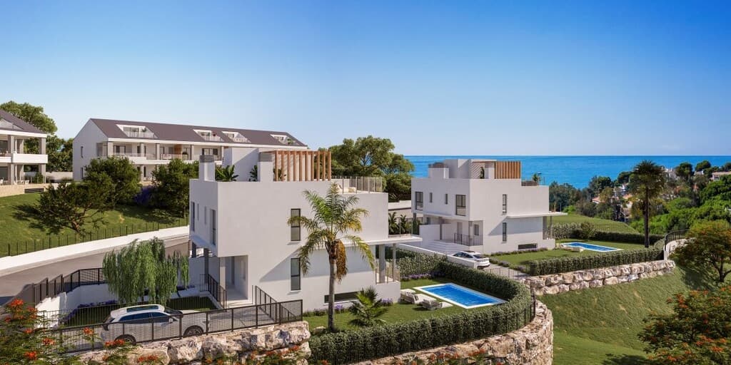 Three-Bed Villa with Terraces and Sea Views in Benalmádena