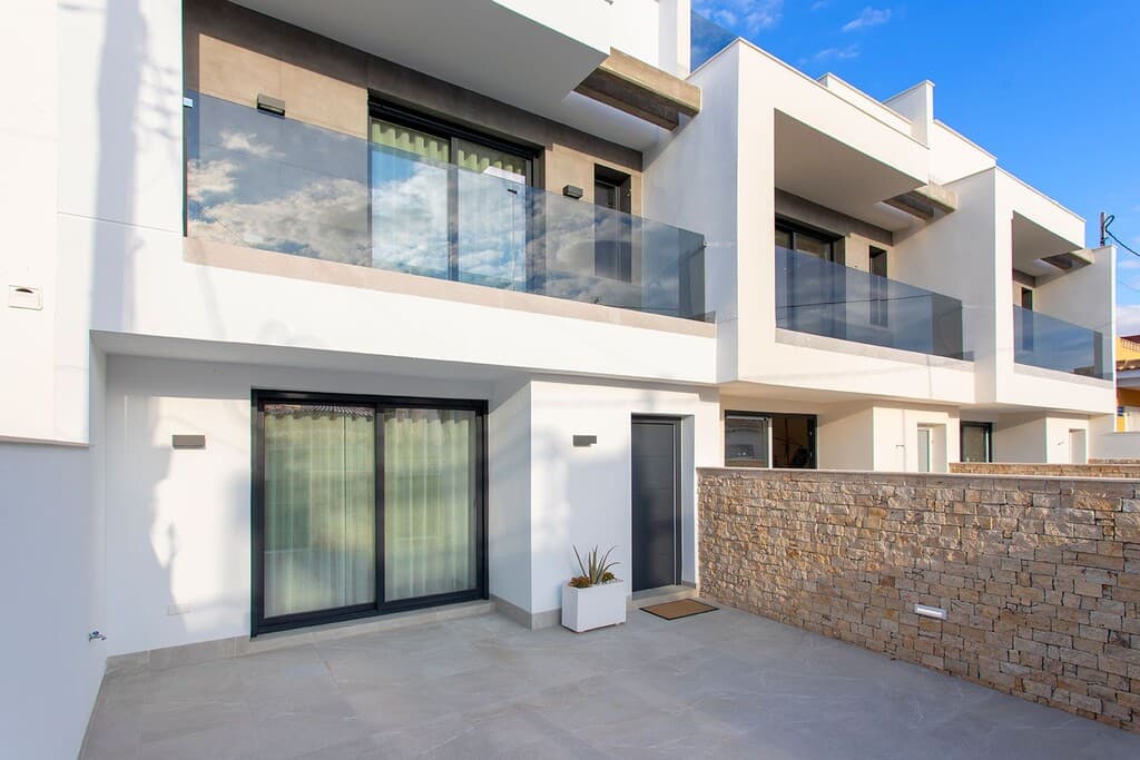 Stylish Three-Bedroom Townhouse with Sea Views in Pilar de la Horadada