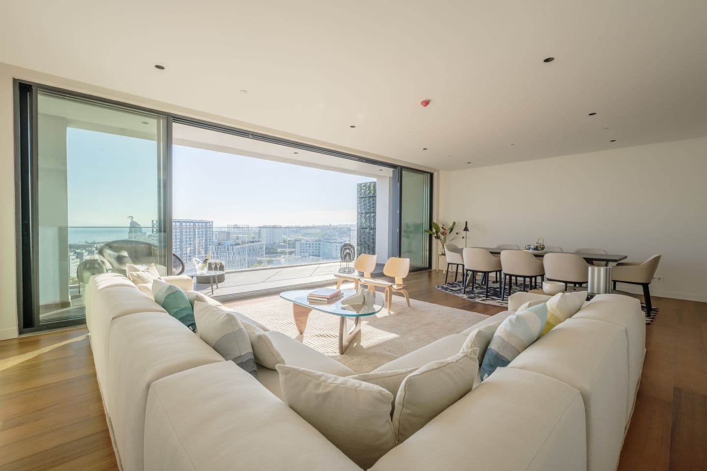 Luxury Four-Bedroom Penthouse in Parque das Nações, Lisbon