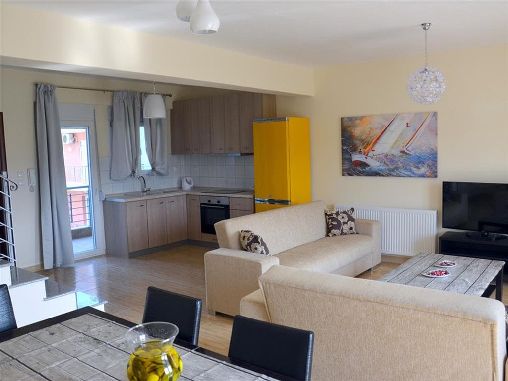 Spacious Four-Bed Maisonette on the Olympic Coast