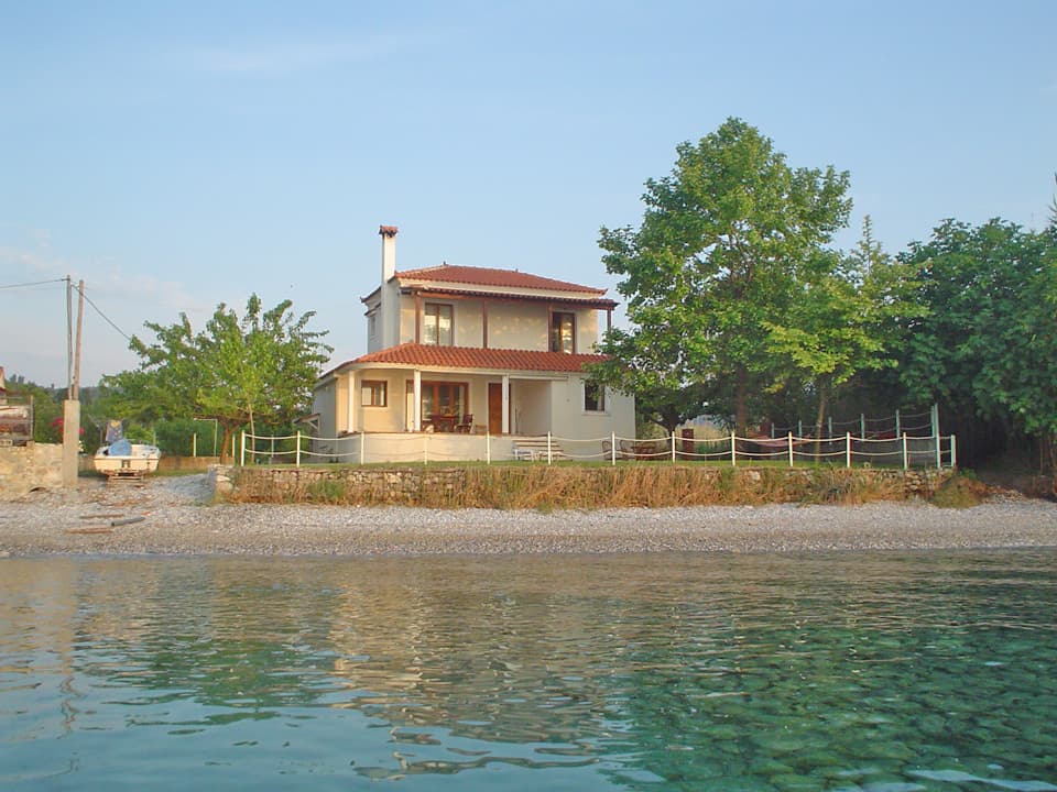 Detached House with Sea and Mountain Views in Karistos