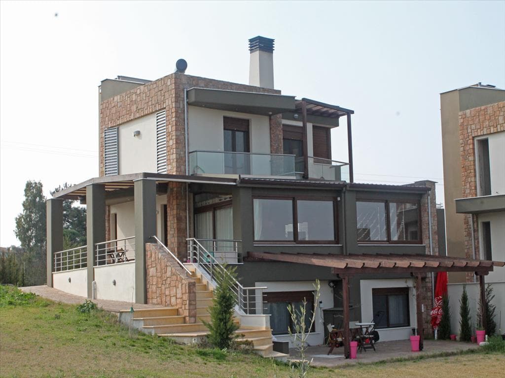 Spacious One-Storey House with Pool in Mikra, Thessaloniki