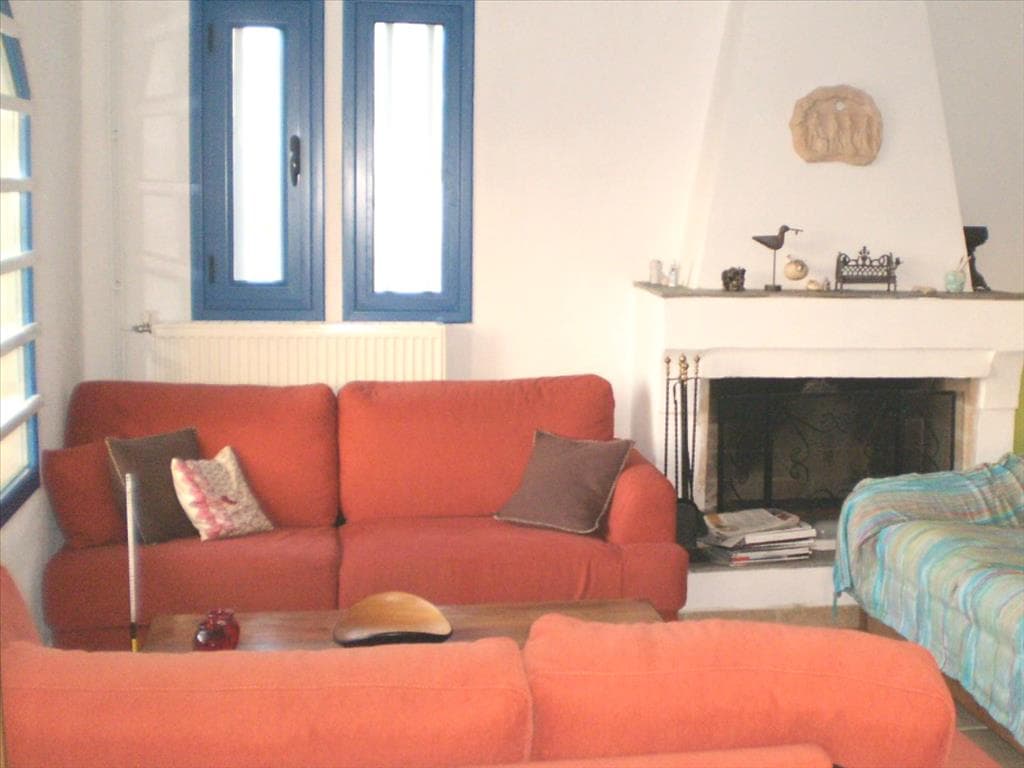 Spacious Four-Bedroom House with Garden in Keratea, Attica