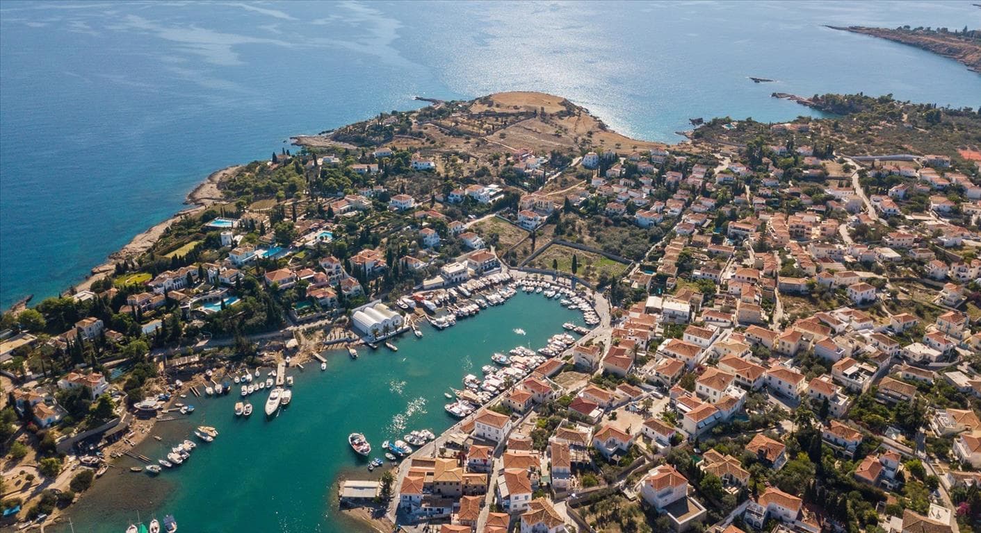 For Sale Land 550 m² in Attica