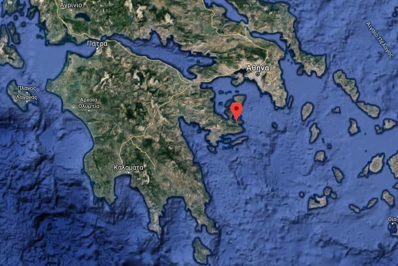 880 m² Building Plot with Permission in Trizina, Peloponnese