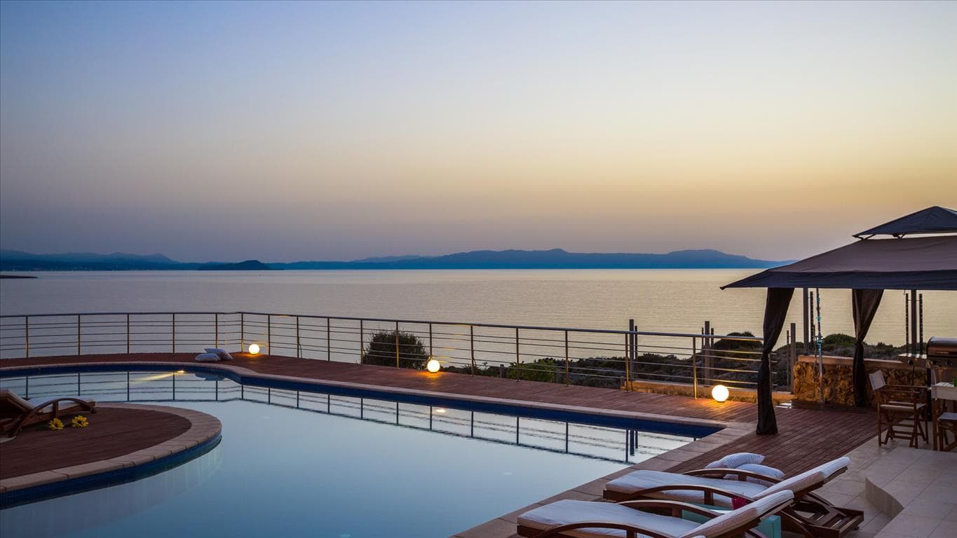 Spacious Villa with Sea Views in Akrotiri, Crete