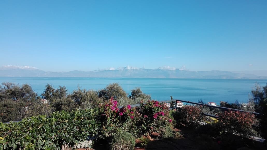 Spacious Two-Bedroom Apartment with Garden in Xilokastro