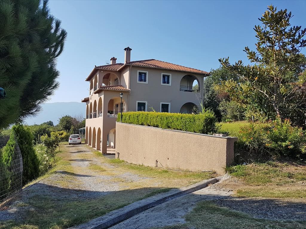 Spacious Five-Bedroom Villa with Spectacular Views in Dion