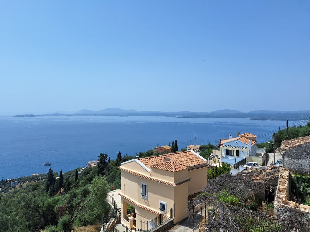 Spacious Four-Bedroom House with Garden in Corfu