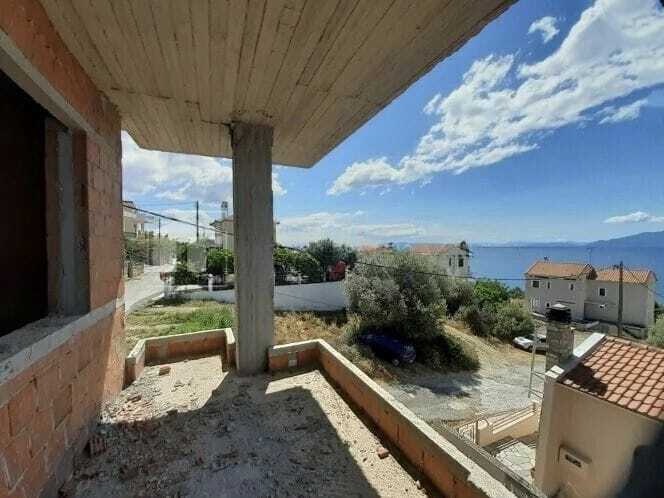 Five-Bedroom House with Sea and Mountain Views in Nea Agchialos