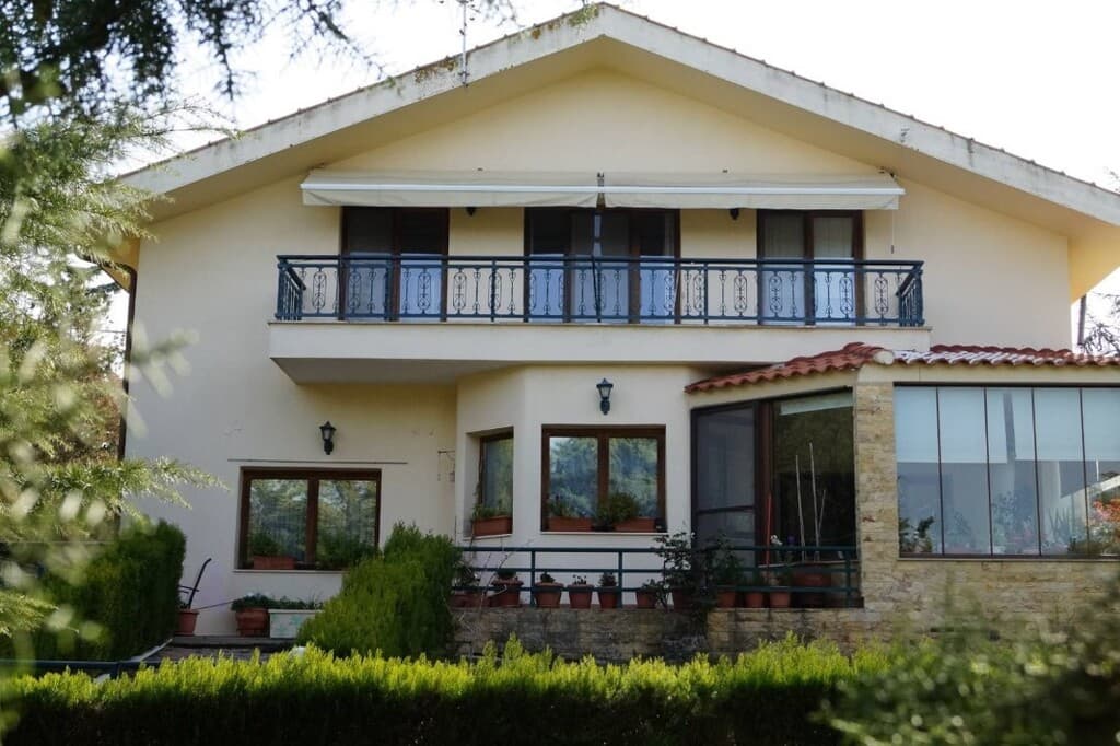 Spacious Three-Bedroom Villa with Mountain Views in Mikra