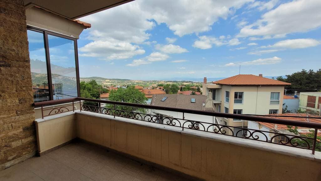 Spacious Four-Bed Maisonette with Mountain Views in Chortiatis