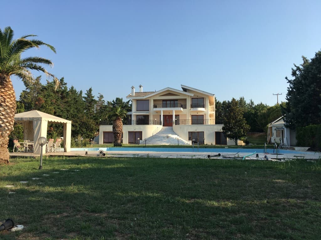 For Sale Villa 1050 m² in the suburbs of Thessaloniki