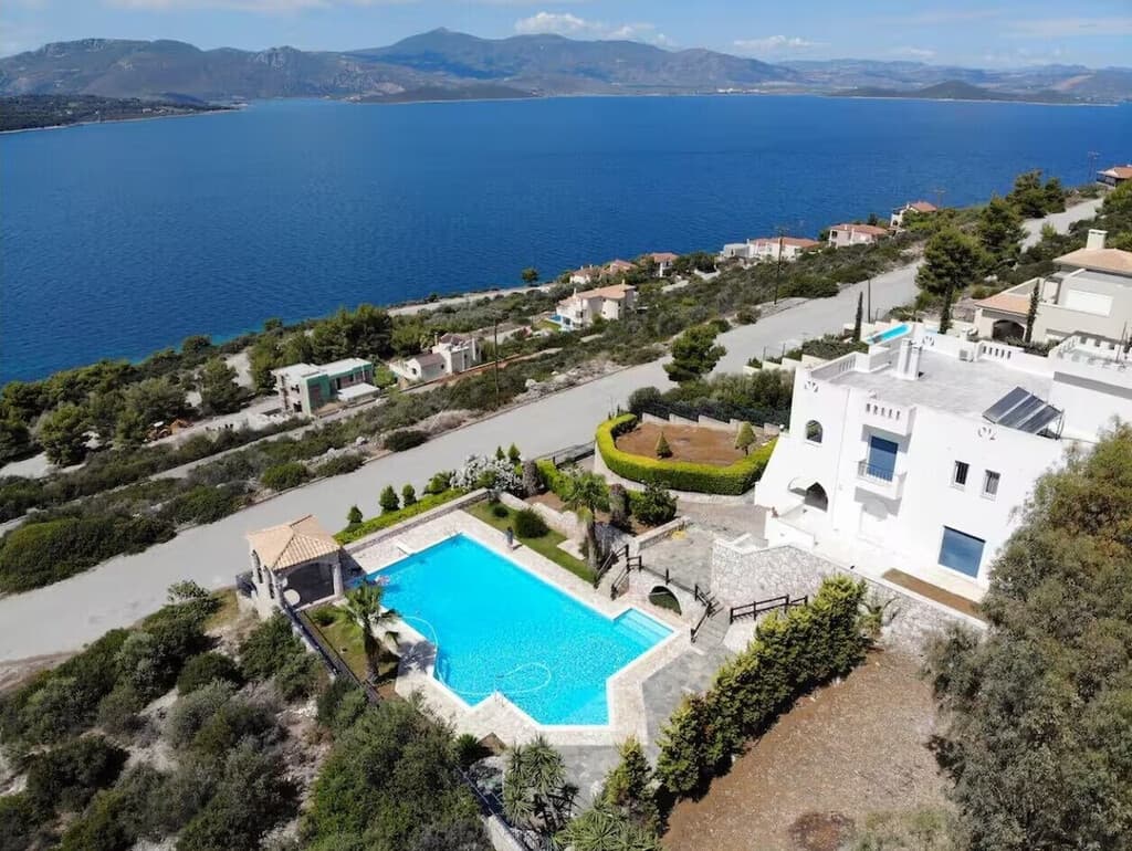 For Sale Villa 480 m² in central Greece