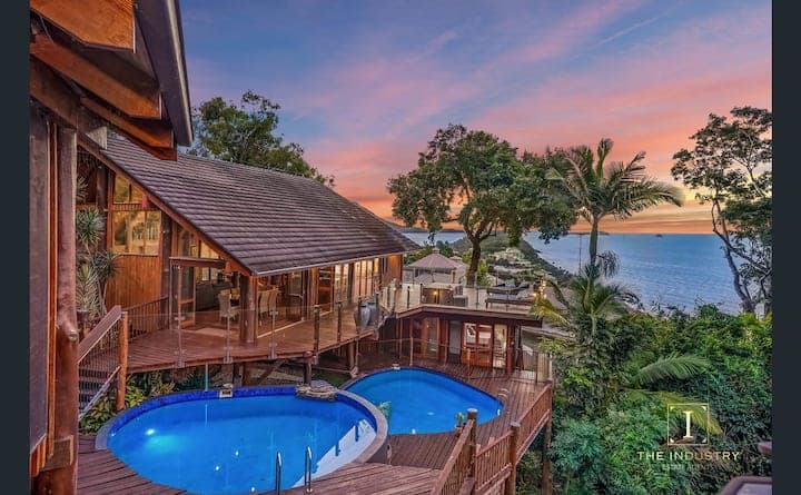 Stunning 6-Bed Villa with Ocean Views in Trinity Beach
