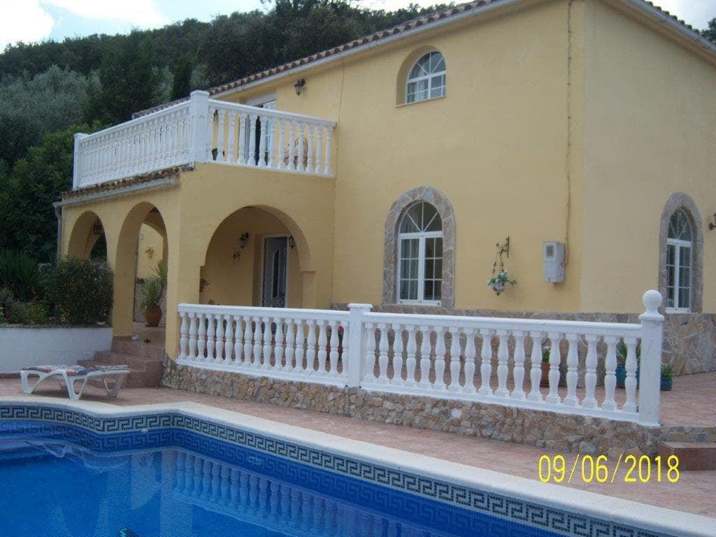 Spacious 5-Bedroom Villa with Private Pool in Iznajar, Córdoba
