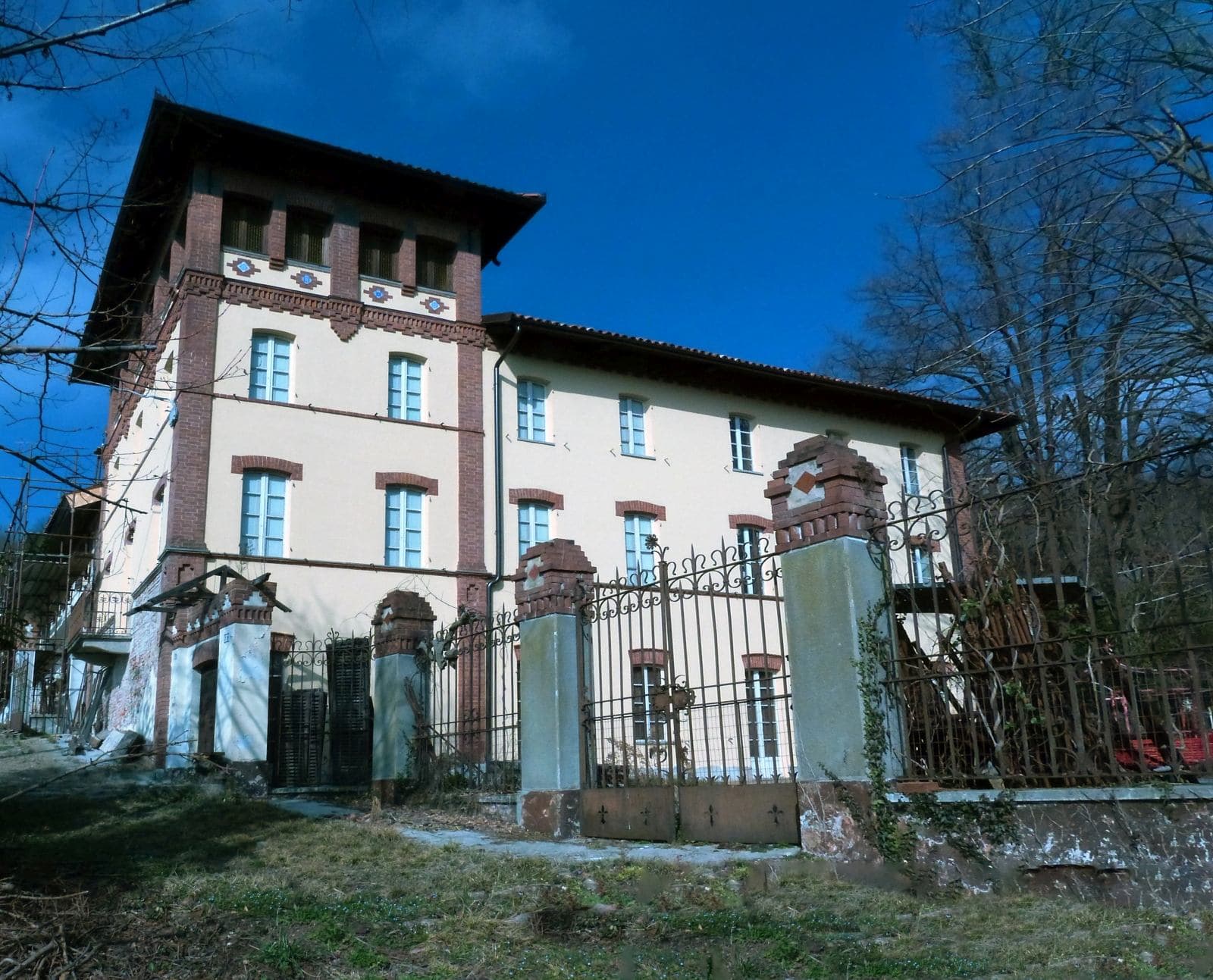 Excellent 12 Bed Villa For Sale in Rivalba Turin Italy