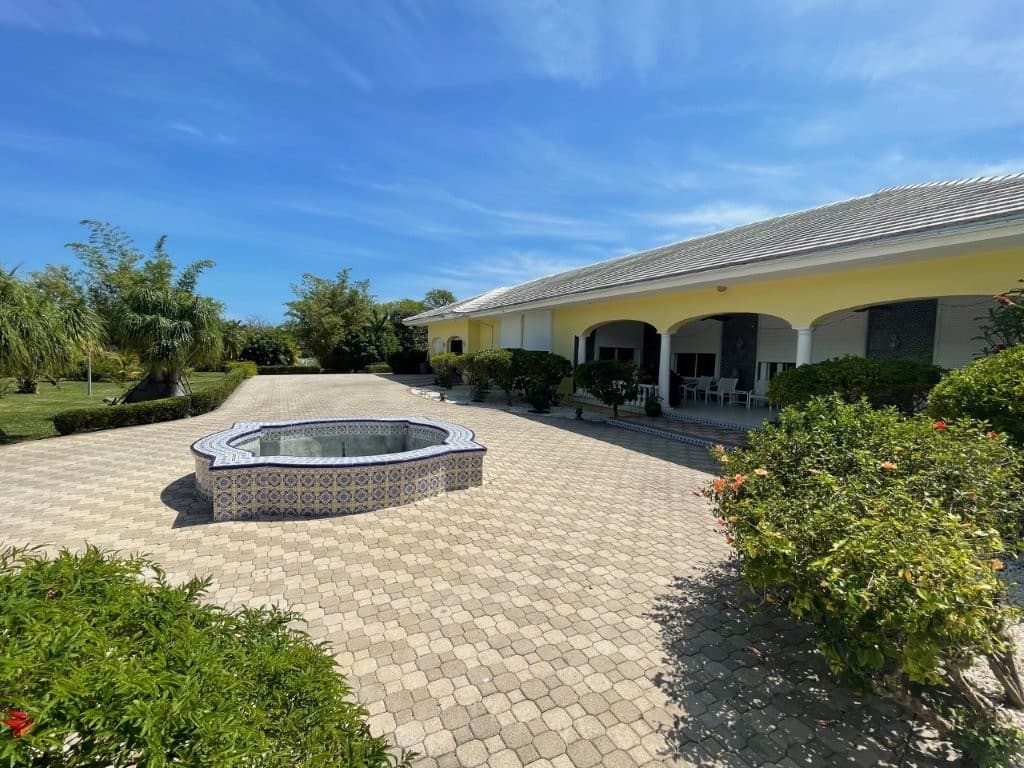 Luxury 5 Bed Villa For Sale In Trade Winds Dr 1, Freeport Grand Bahama, The Bahamas