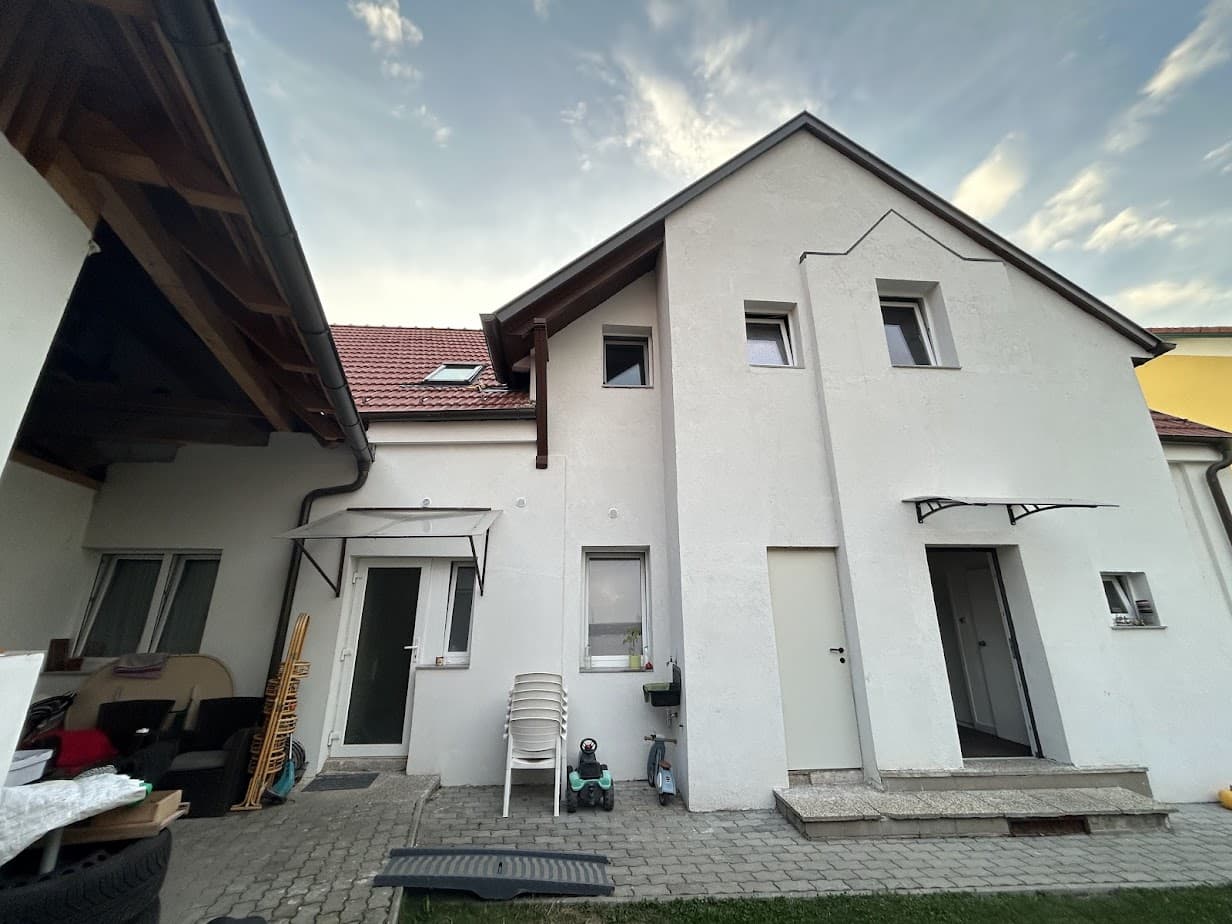 Building with 4 Apartments For Sale in Wilhelmsburg Austria