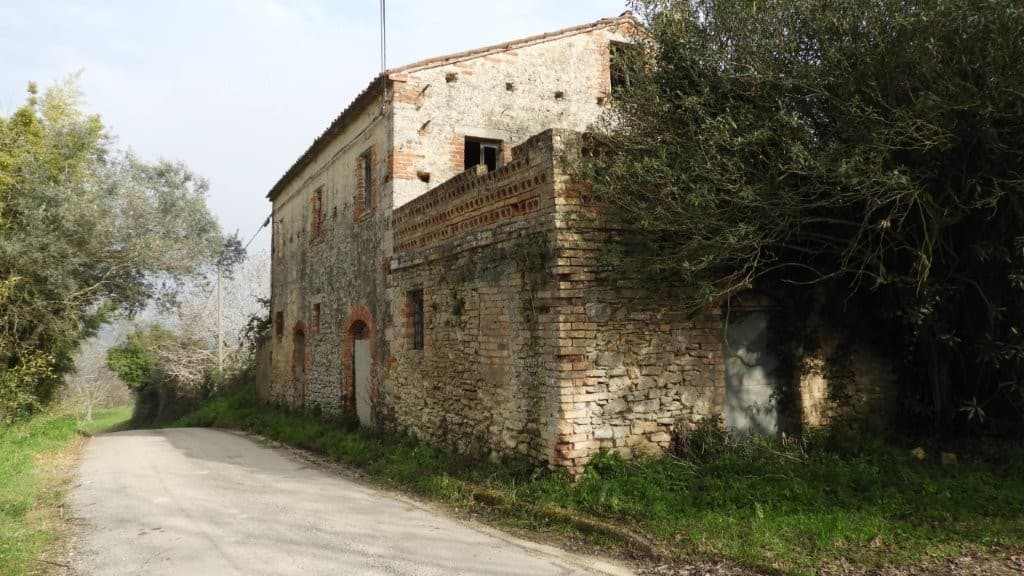 Excellent 3 Bed Farmhouse for Renovation for Sale In Campofilone Fermo Marche Italy