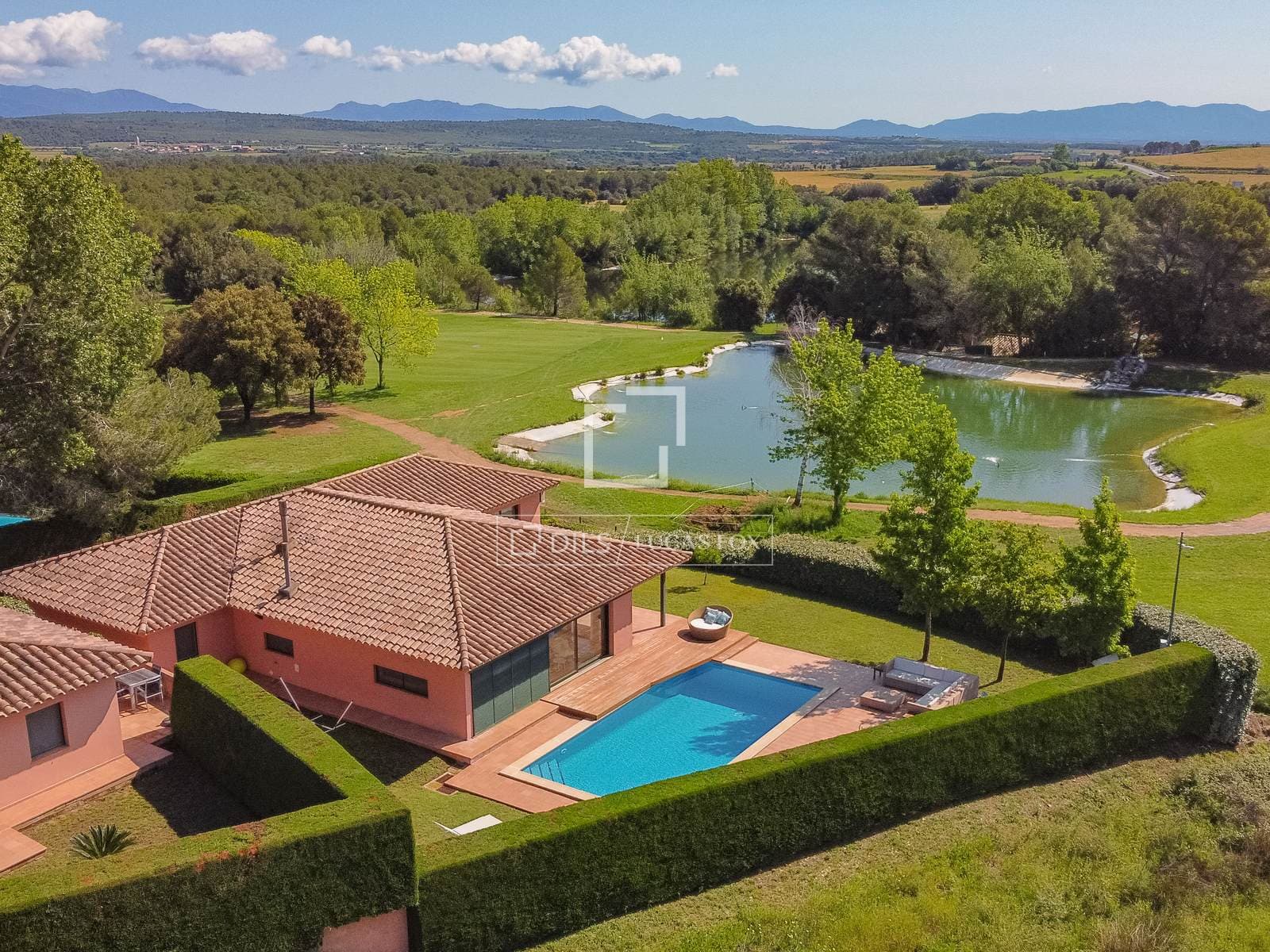 Spacious Six-Bedroom House with Guest House in Alt Empordà