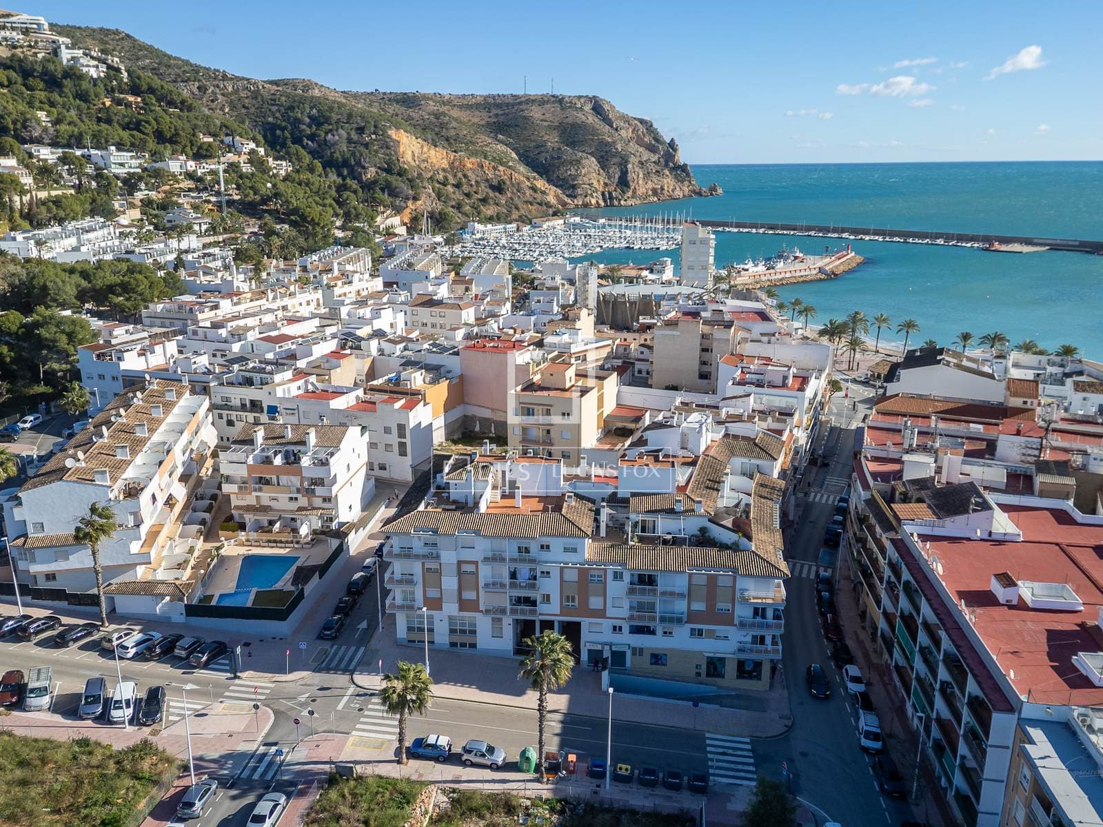 Well-Maintained 2-Bed Apartment with Private Terrace in Jávea