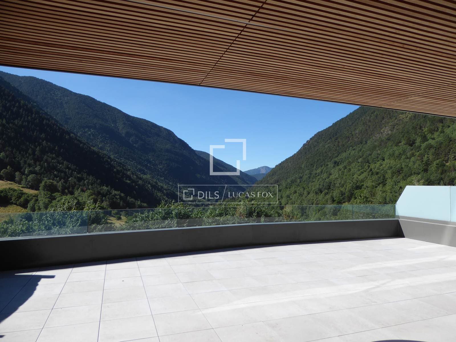 Newly Built 4-Bedroom Apartment with Large Terrace in Ordino