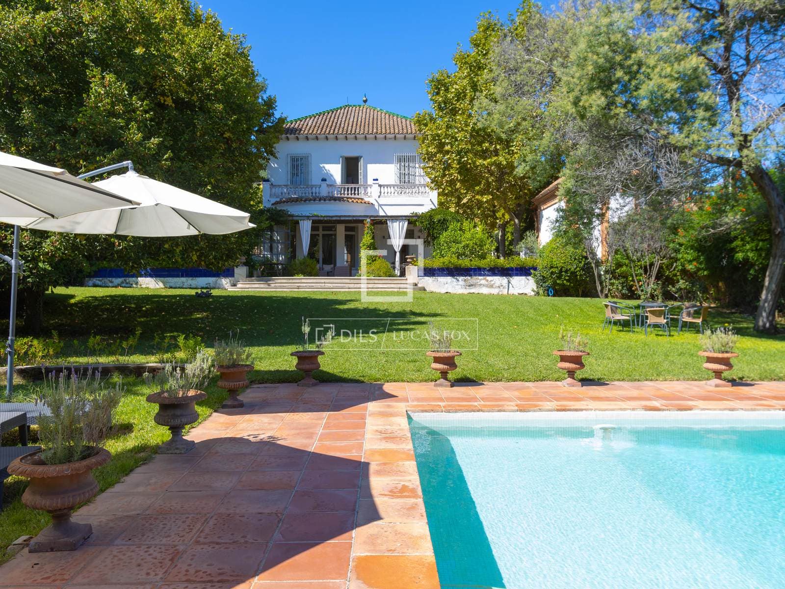 Renovated Colonial-Style 5-Bedroom House with Pool in Argentona