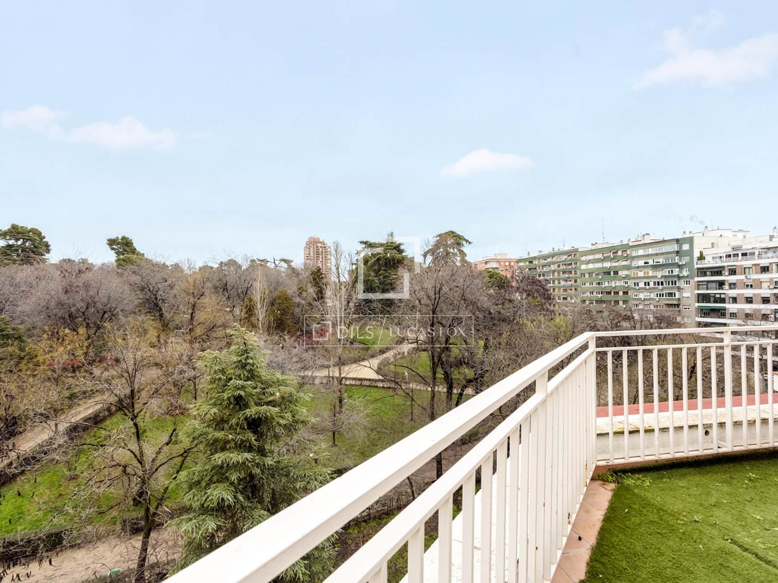 Bright Two-Bed Penthouse with Retiro Park Views in Jerónimos
