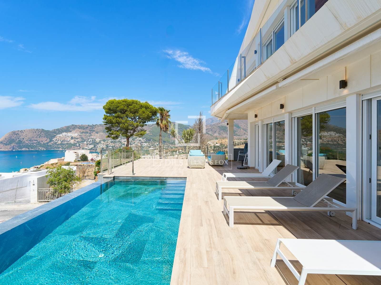 Luxury Contemporary Villa with Infinity Pool in La Herradura