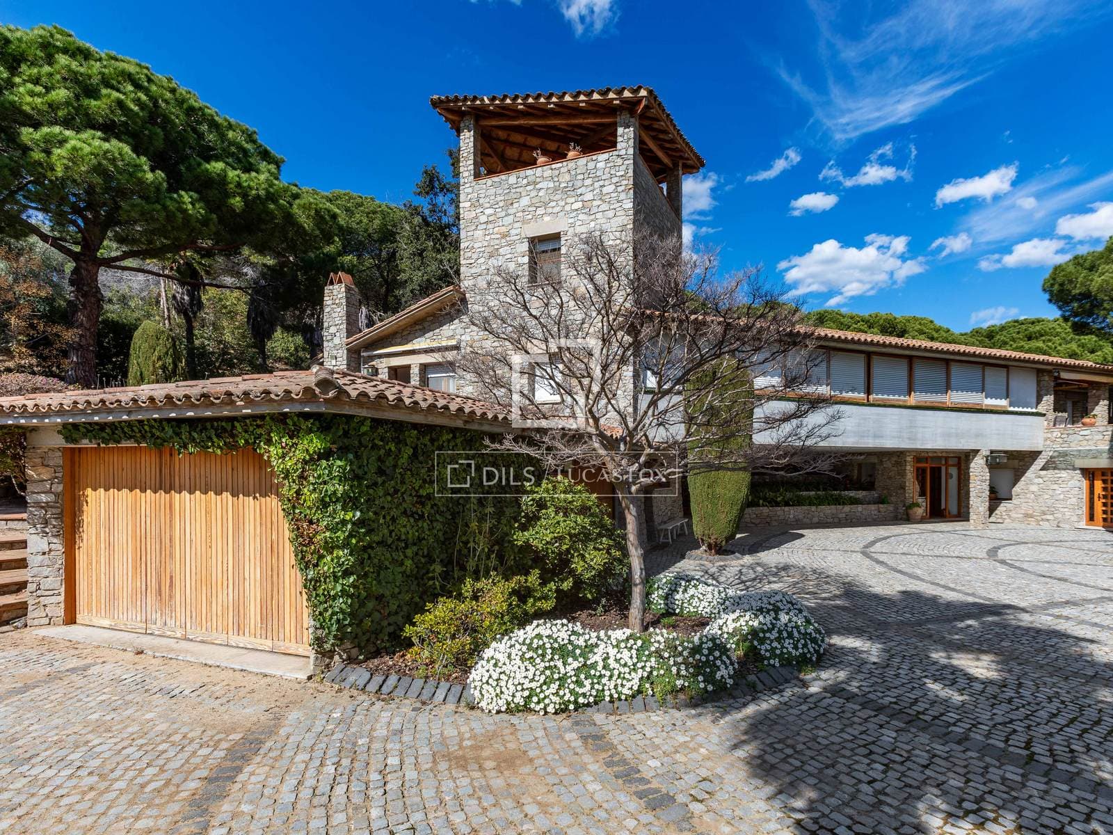 Magnificent Eight-Bedroom House with Private Pool in Premià de Dalt