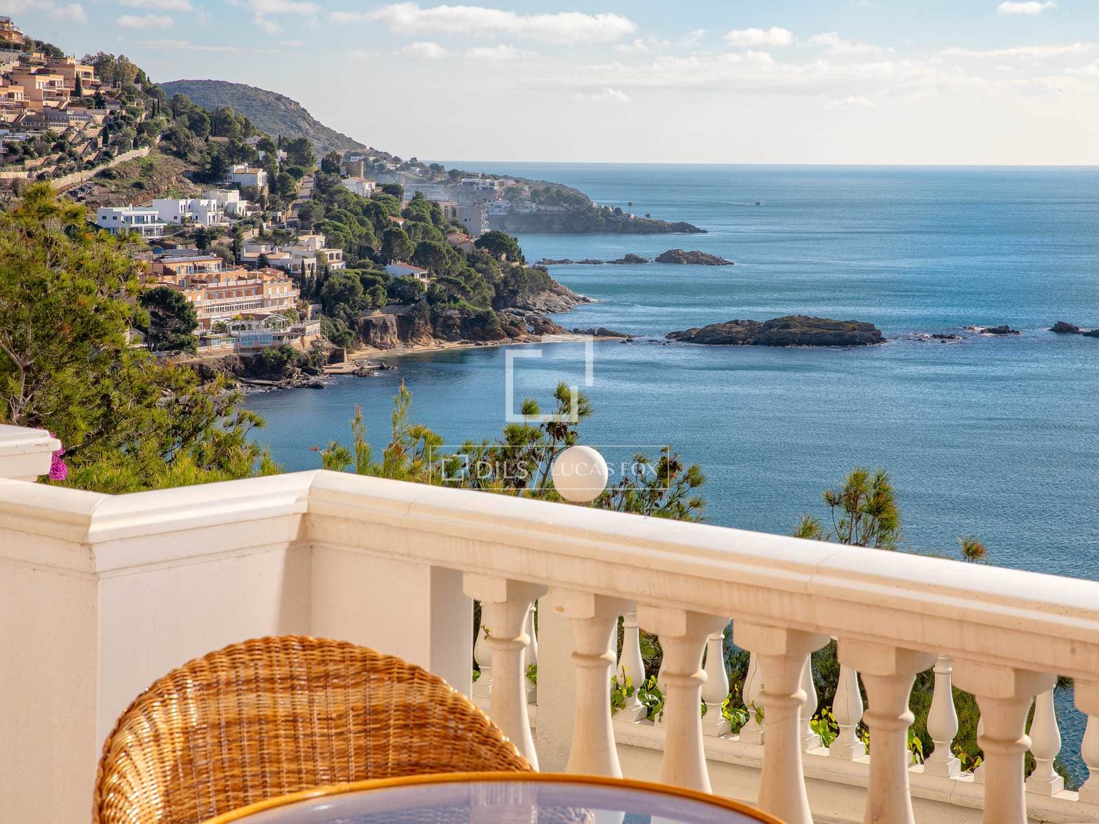 Bright Two-Bedroom Apartment with Sea Views in Bay of Roses