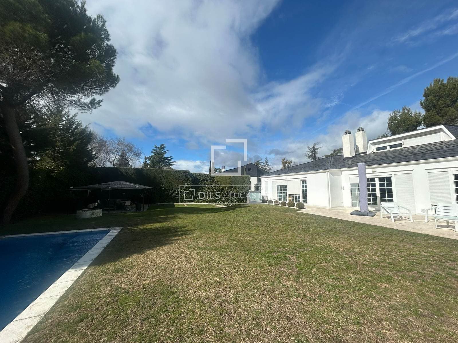Contemporary Five-Bedroom House in Exclusive La Moraleja