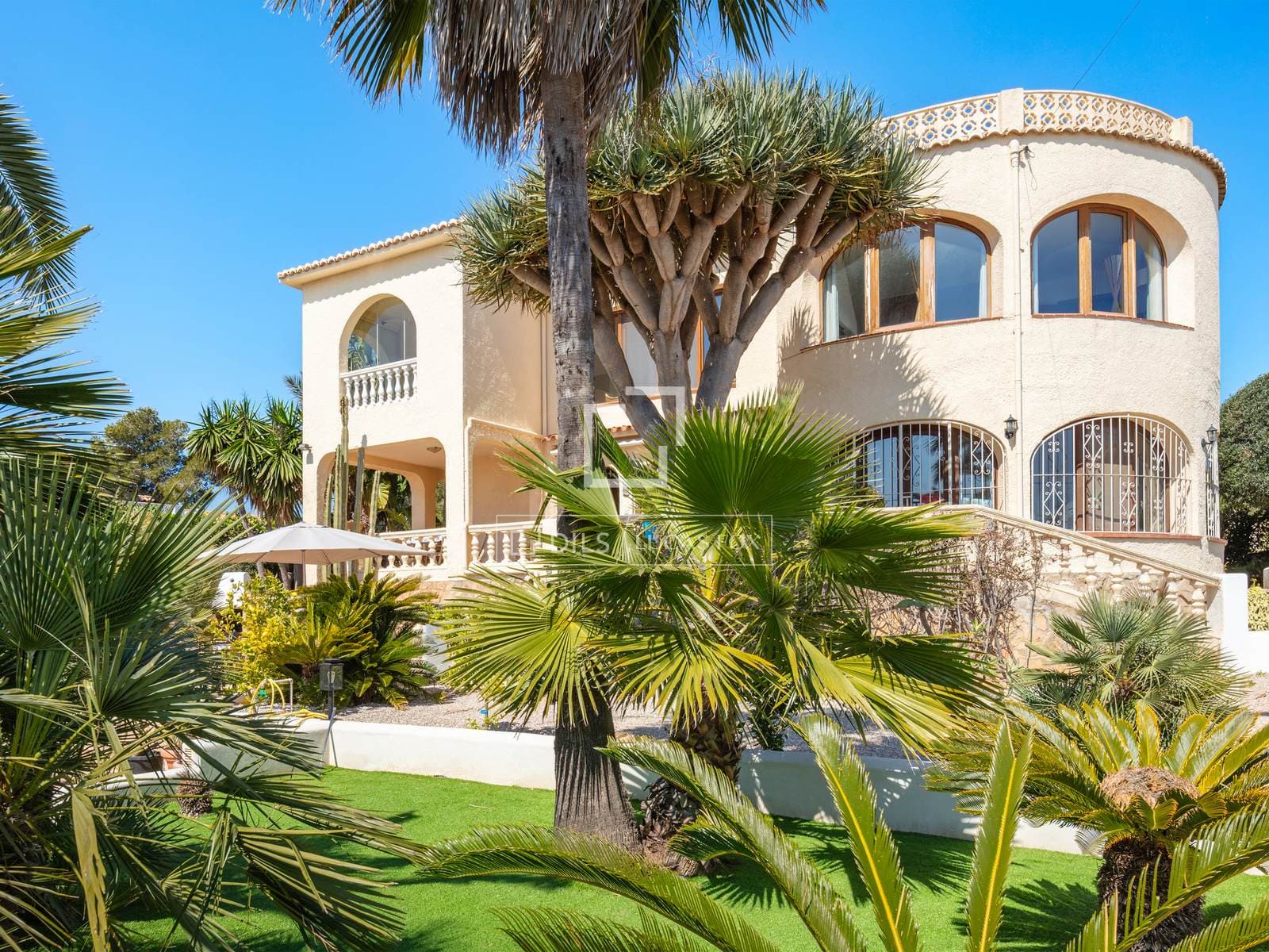 Three-Bedroom Villa with Pool and Sea Views in Jávea